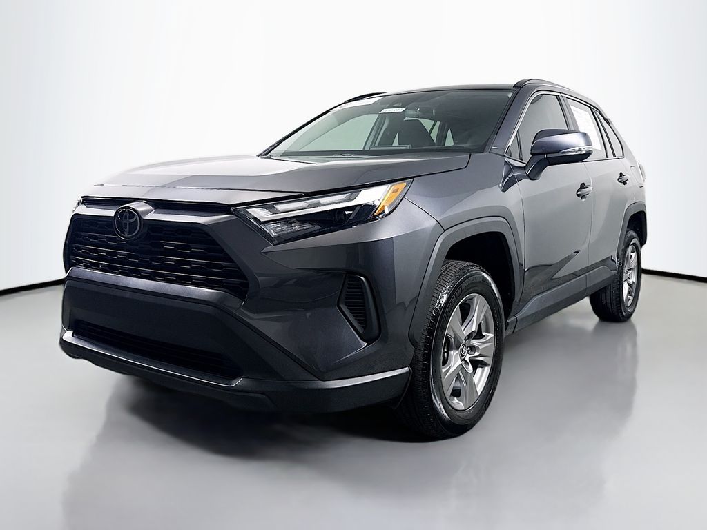 2024 Toyota RAV4 XLE photo 3