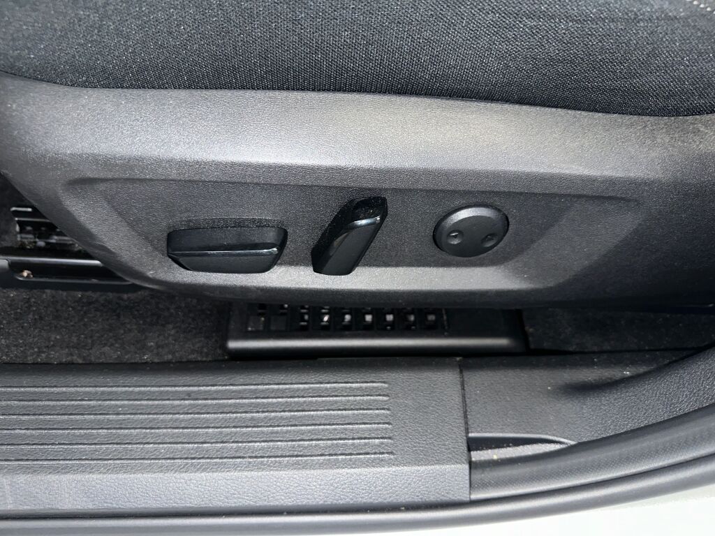 2024 Nissan Rogue SV photo 2