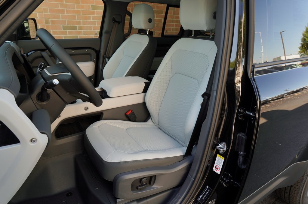 2025 Land Rover Defender 110 S photo 12