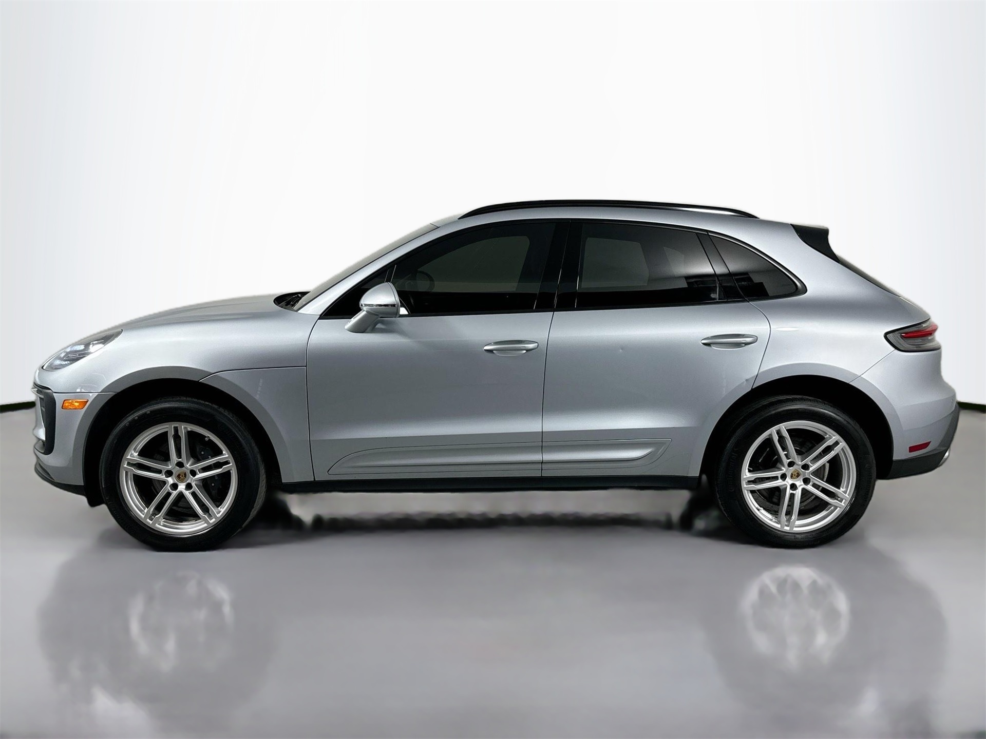 2022 Porsche Macan Base photo 2