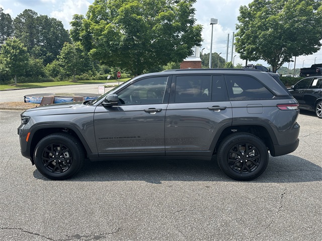 2025 Jeep Grand Cherokee Altitude photo 2