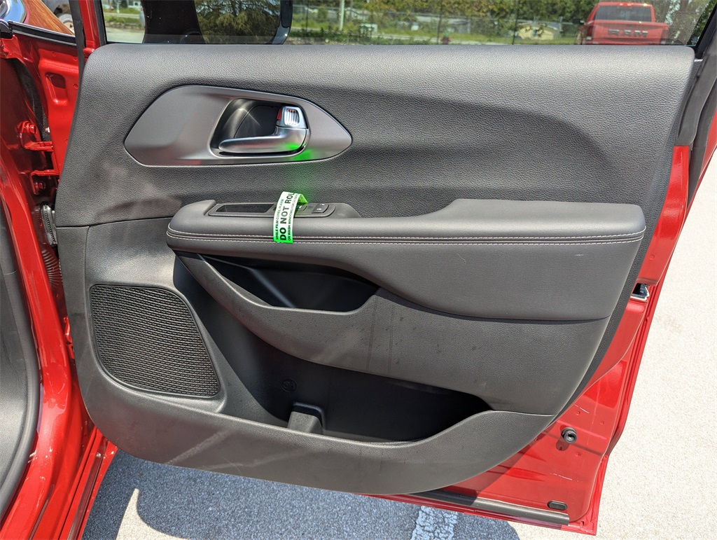 2026 Chrysler Pacifica photo 36