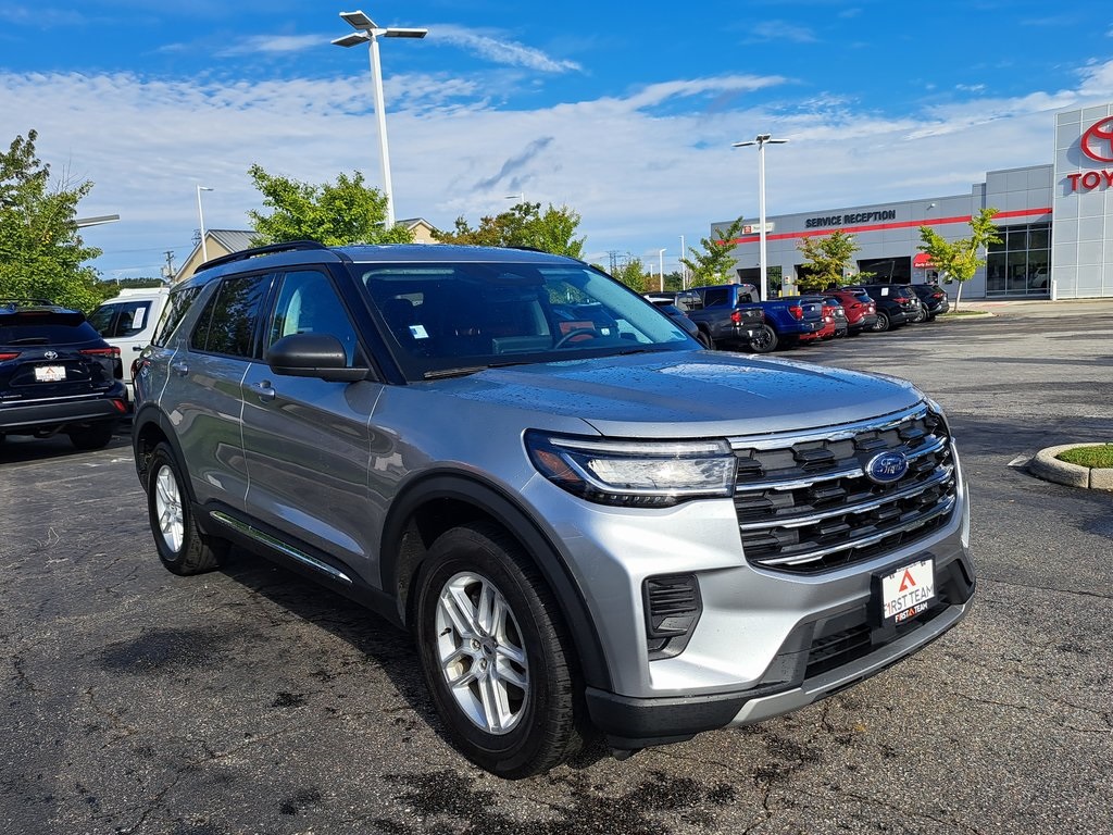 2025 Ford Explorer photo 2