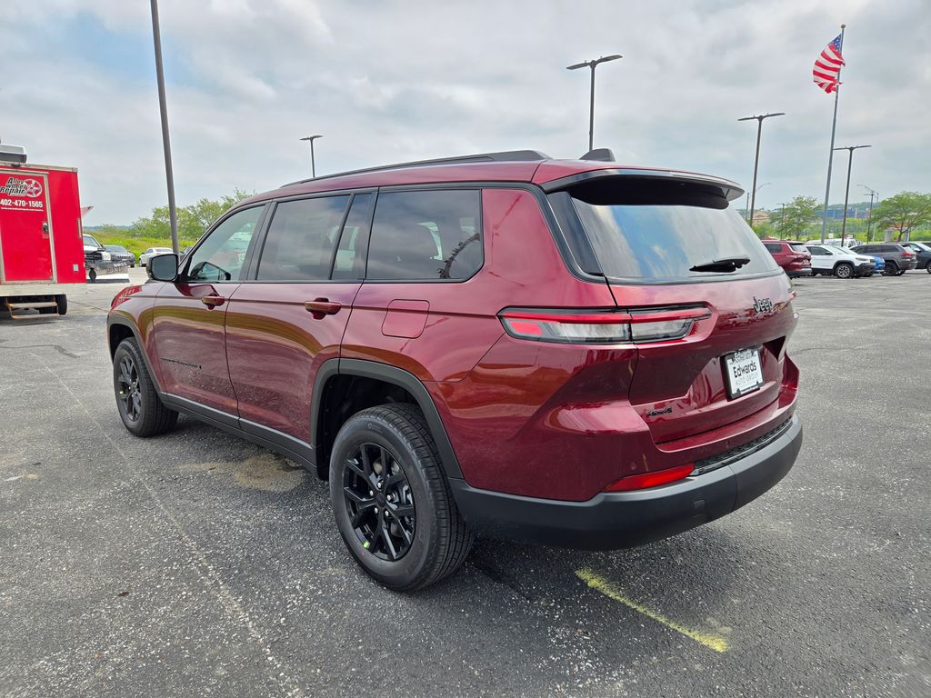 2025 Jeep Grand Cherokee Laredo Altitude photo 4