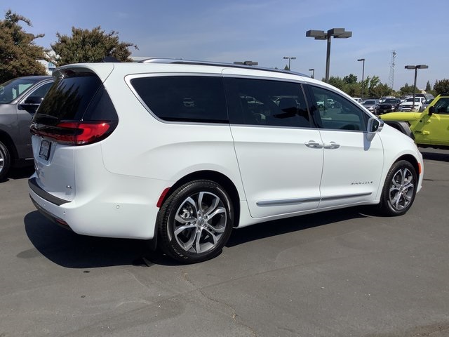 2024 Chrysler Pacifica Pinnacle photo 31