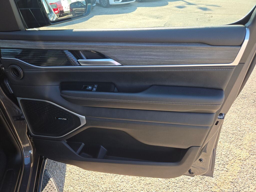 2024 Jeep Wagoneer Series II photo 2