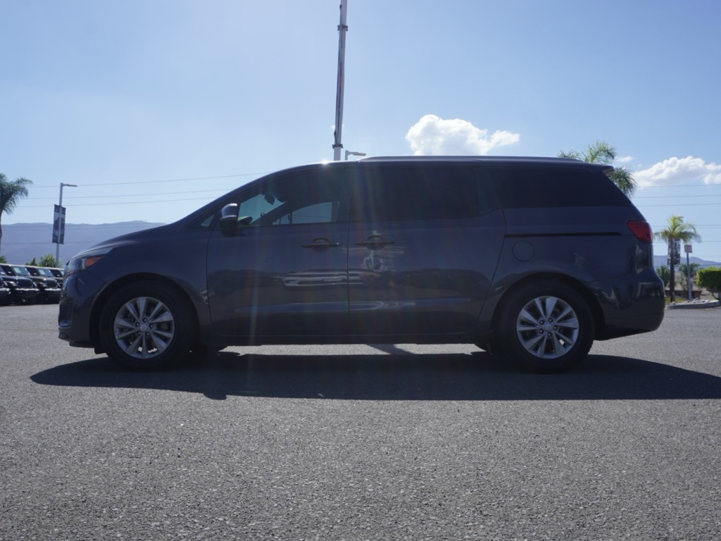 2017 Kia Sedona LX photo 6