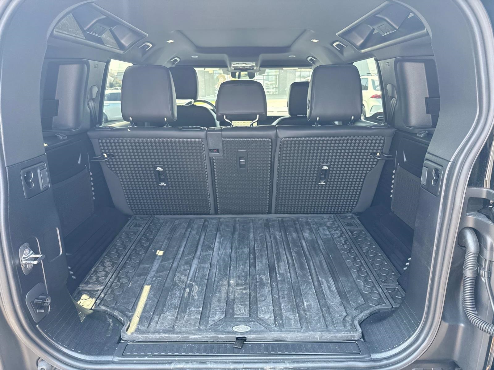 2024 Land Rover Defender 110 X-Dynamic SE photo 7