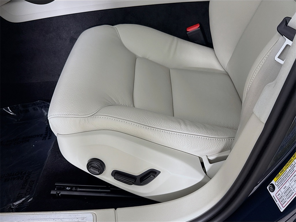 2026 Volvo V60 Cross Country B5 Plus photo 19