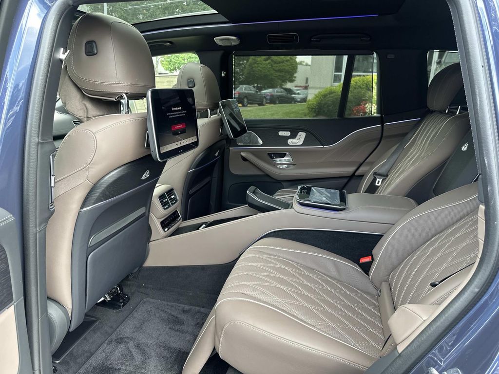 2025 Mercedes Benz GLS Maybach 600 photo 18