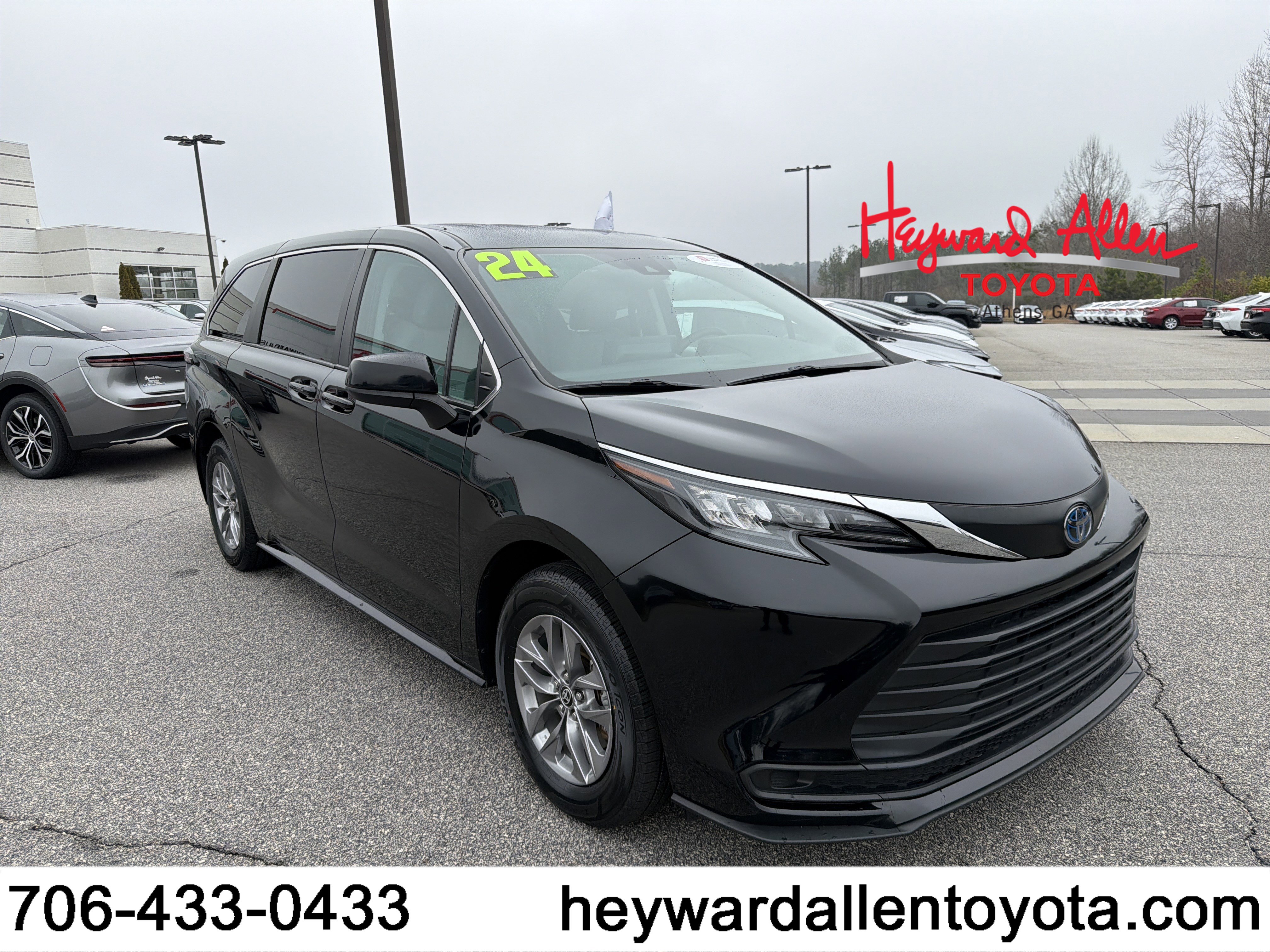 2024 Toyota Sienna LE's photo