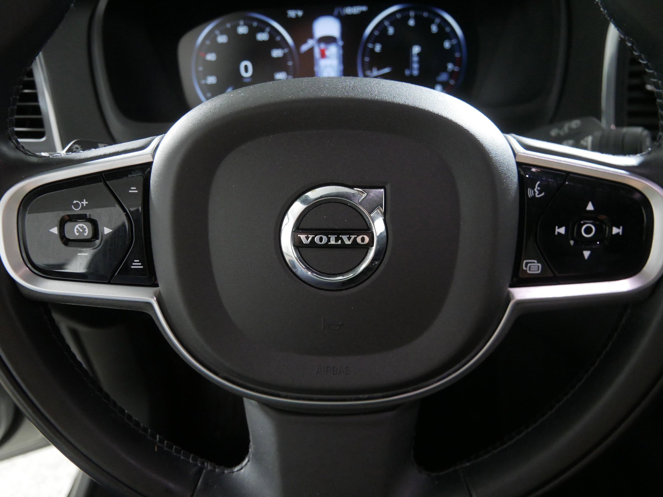 2020 Volvo XC90 Momentum AWD photo 25