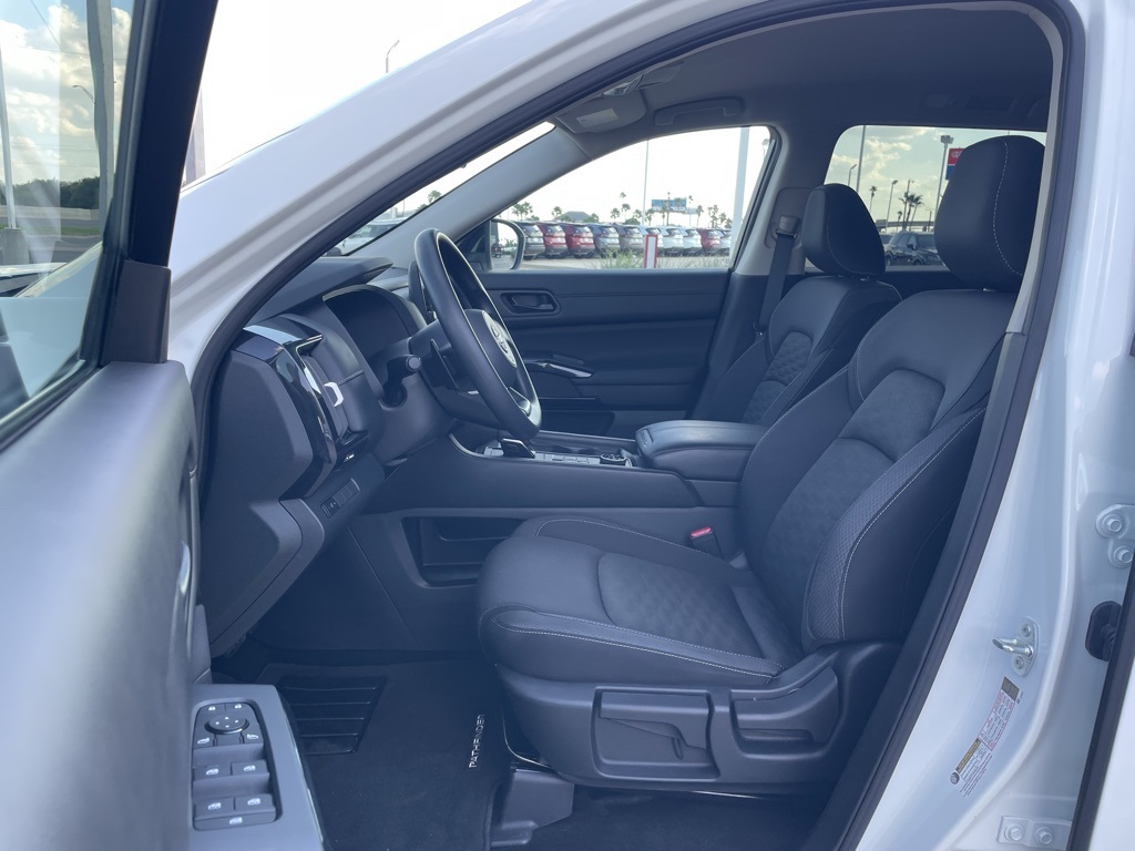2024 Nissan Pathfinder S photo 14