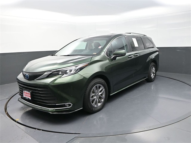 2024 Toyota Sienna XLE photo 3