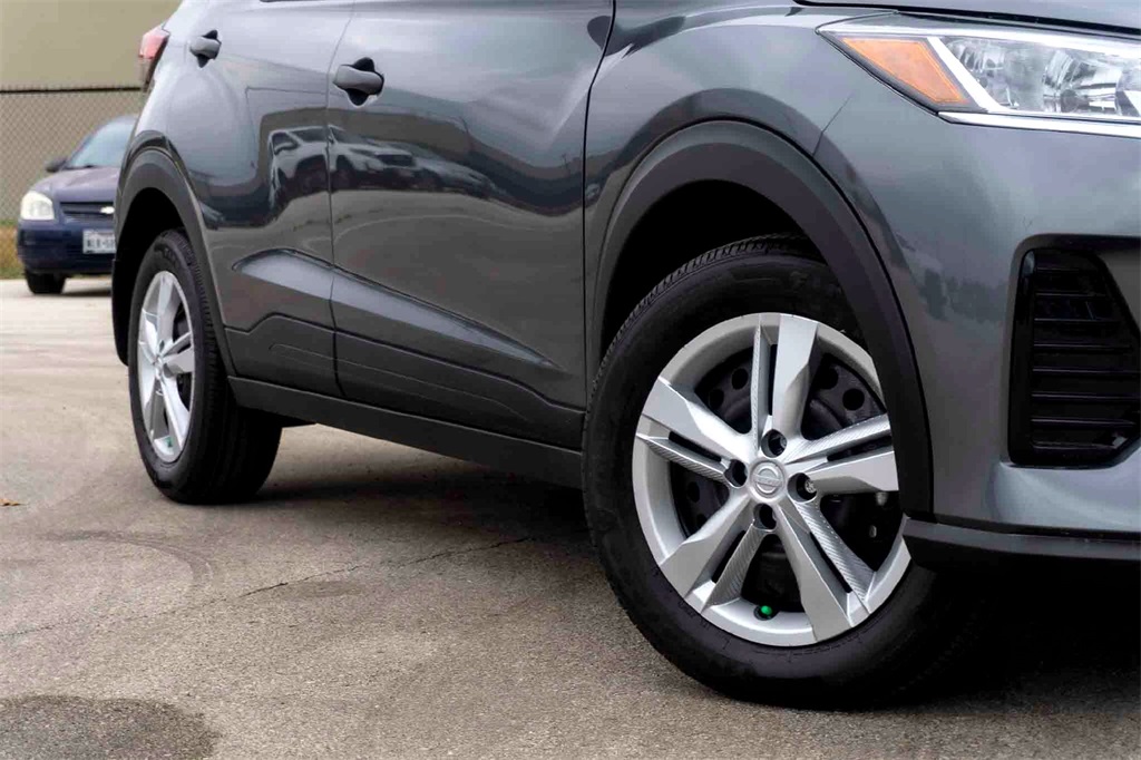 2025 Nissan Kicks Play S photo 2