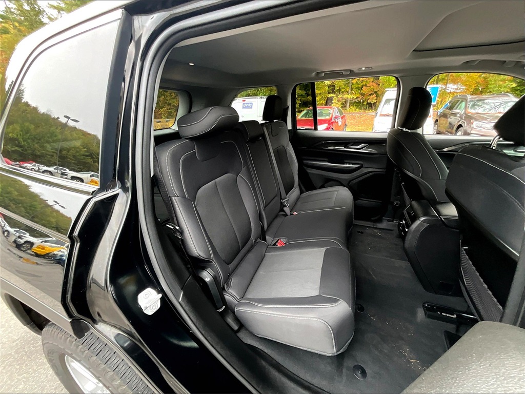 2023 Jeep Grand Cherokee Laredo photo 16