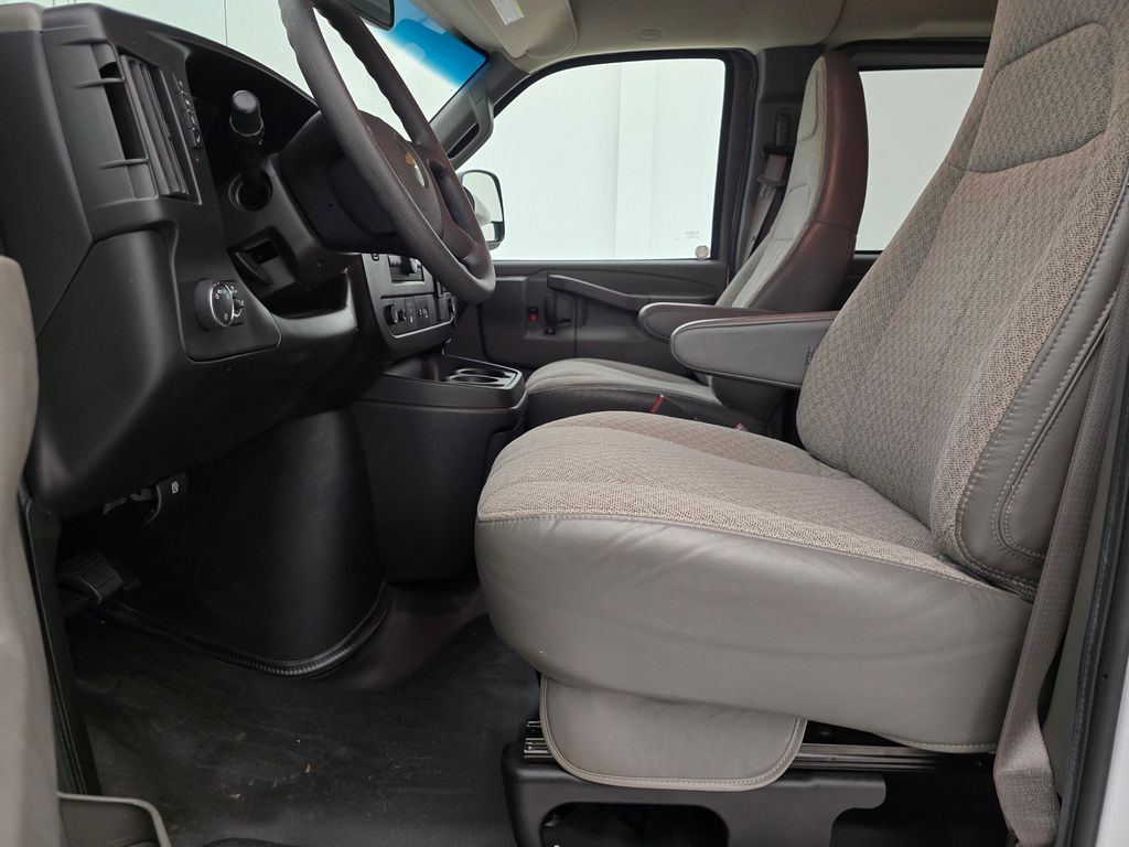 2022 Chevrolet Express 3500 LS photo 25
