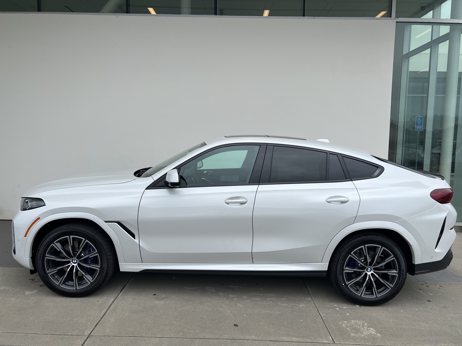 New 2026 Mineral White Metallic BMW xDrive40i image 3