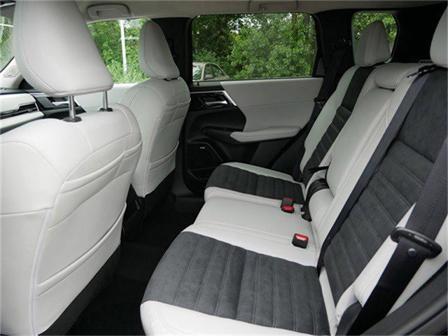 2025 Mitsubishi Outlander SE photo 4