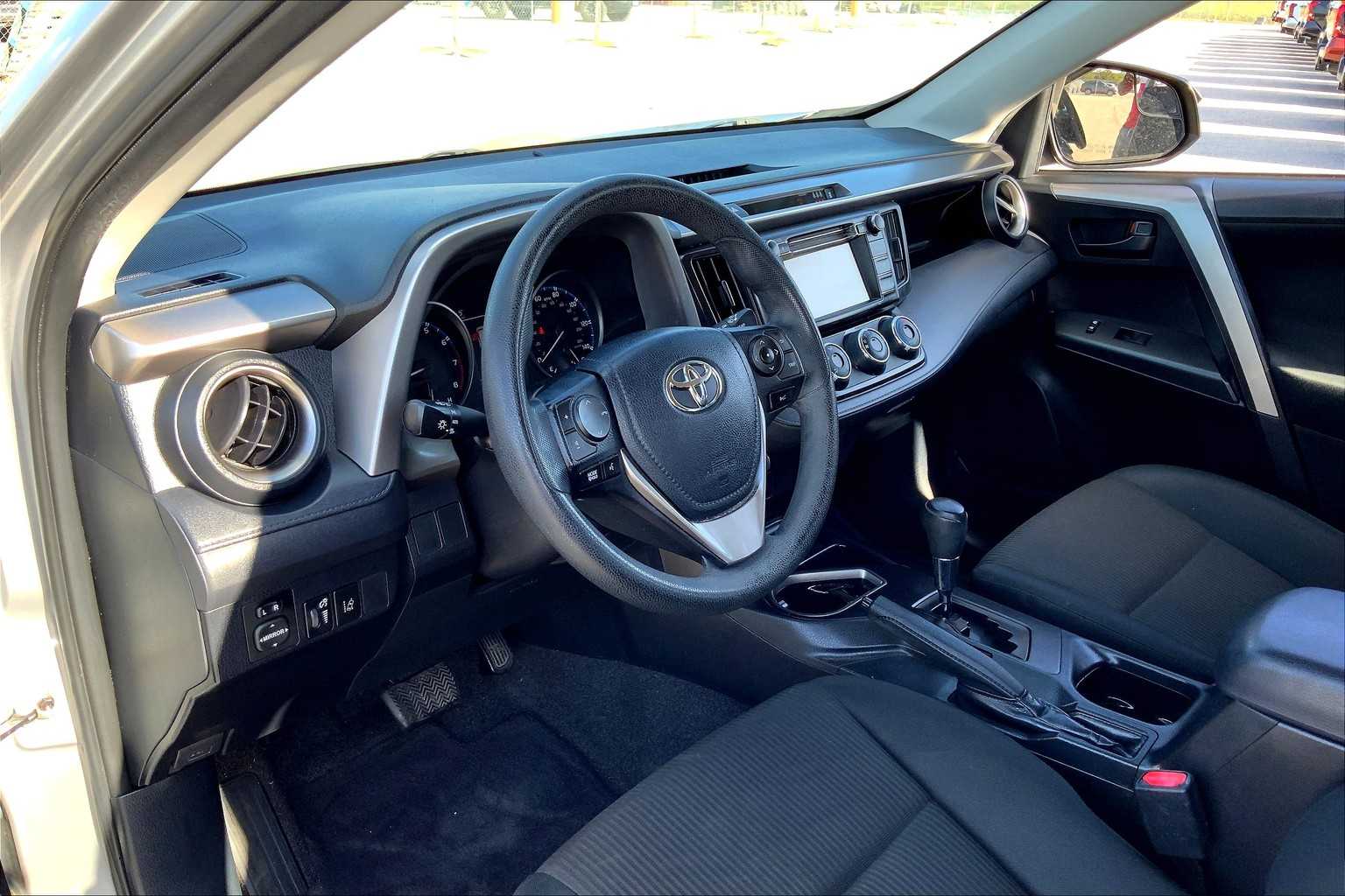 2018 Toyota RAV4 LE photo 16