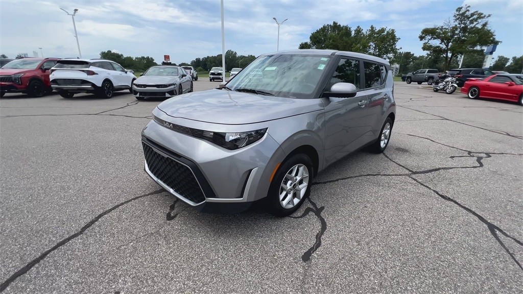 2023 Kia Soul LX photo 2