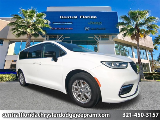 2024 Chrysler Pacifica Touring L's photo