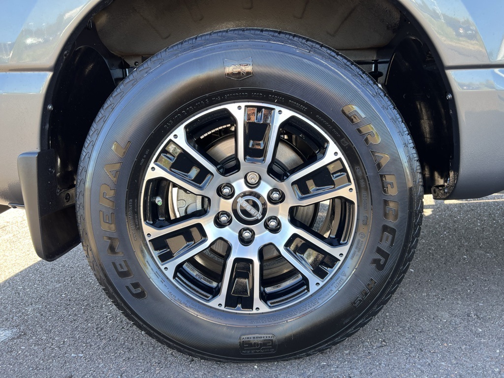 2023 Nissan Titan SV photo 8