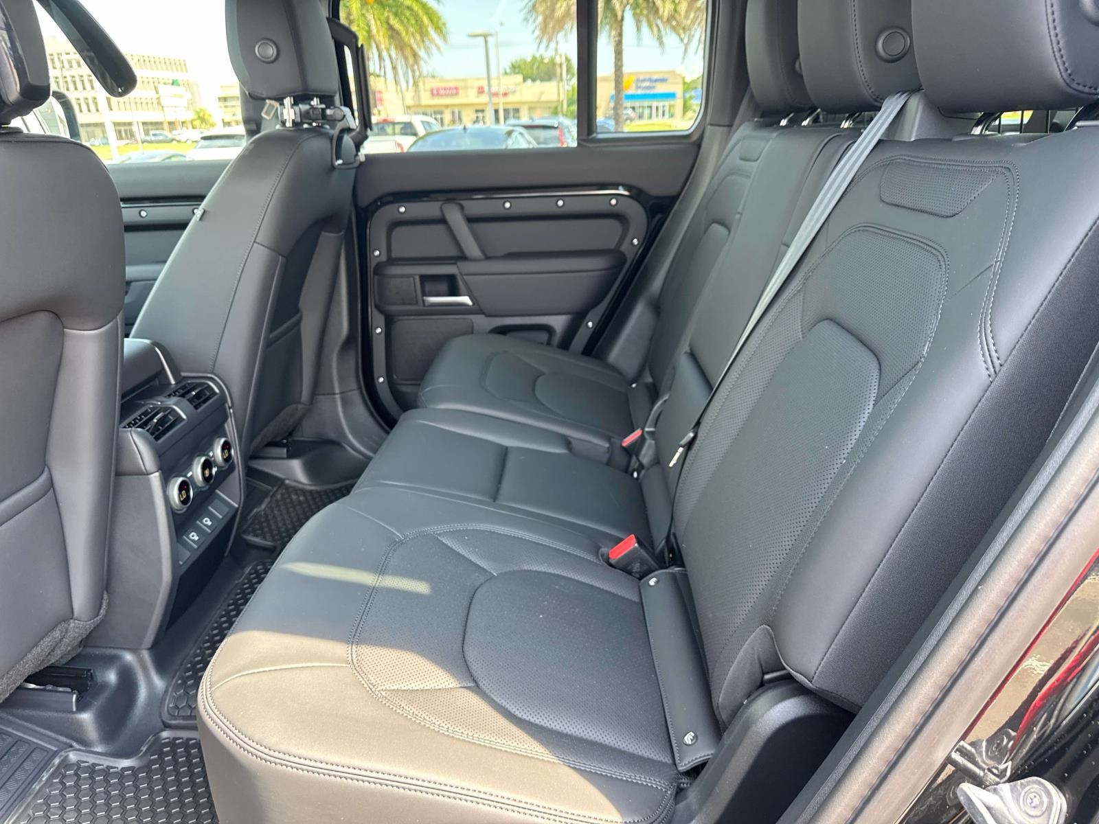 2025 Land Rover Defender 110 S photo 6