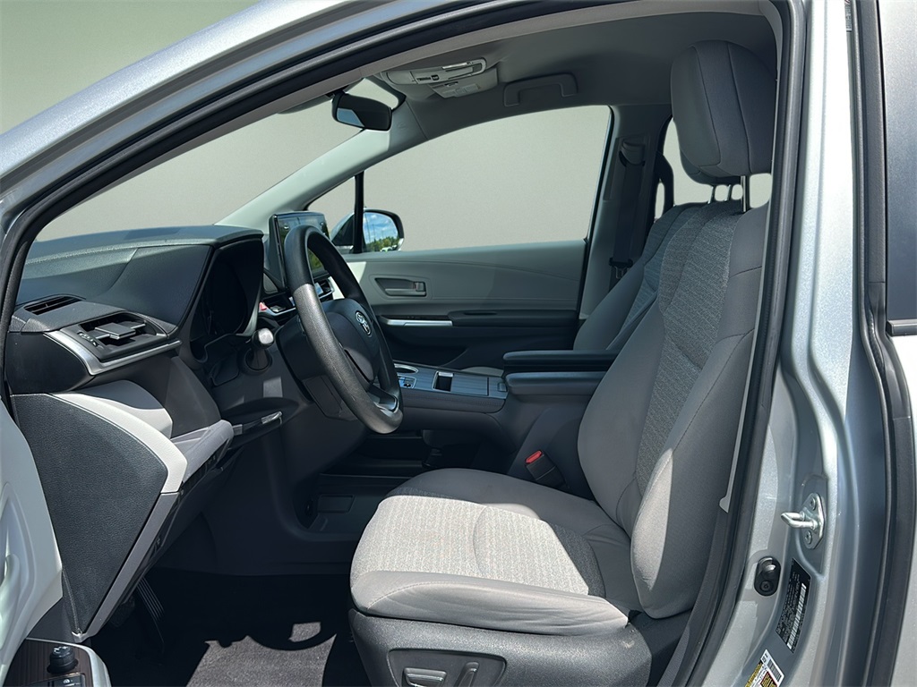 2023 Toyota Sienna LE photo 3