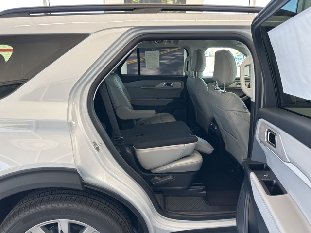 2025 Ford Explorer photo 27