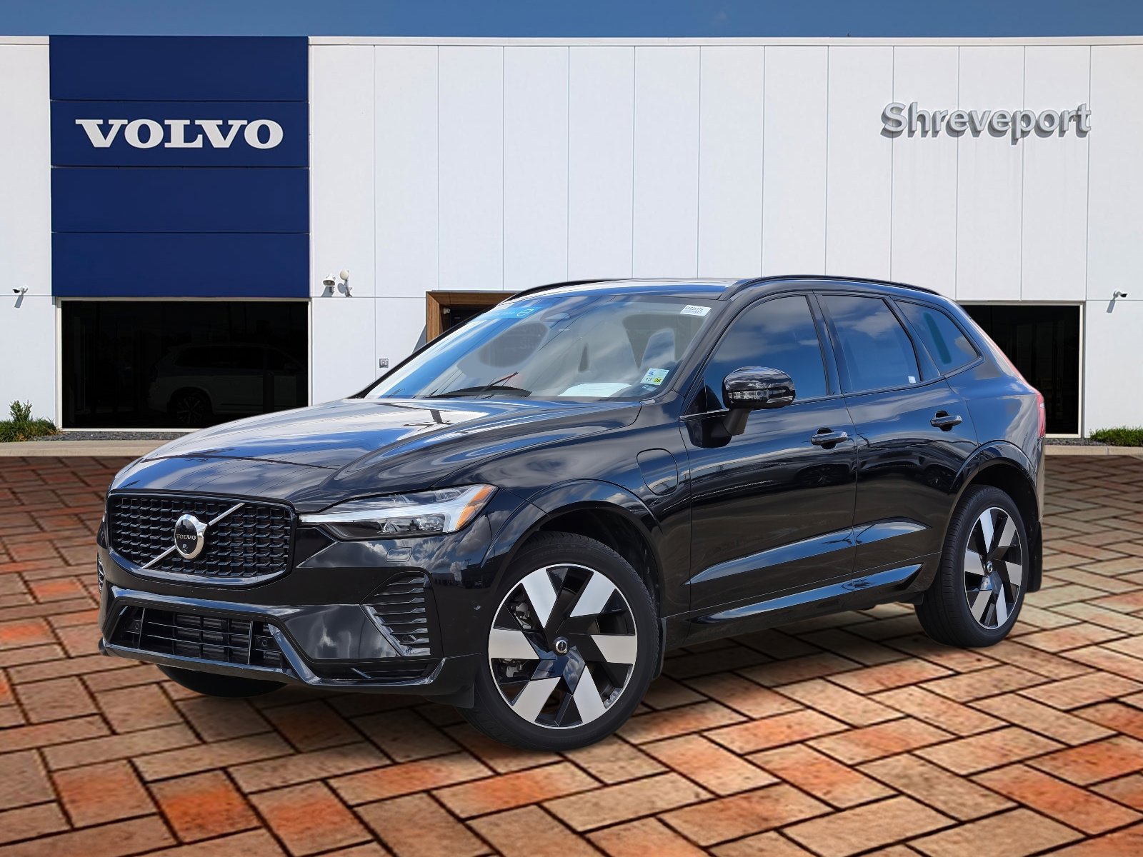 2025 Volvo XC60 Plus's photo