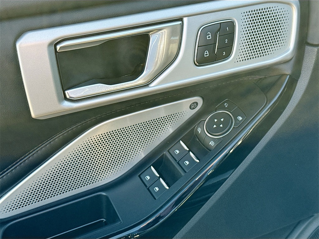 2022 Ford Explorer Platinum photo 14