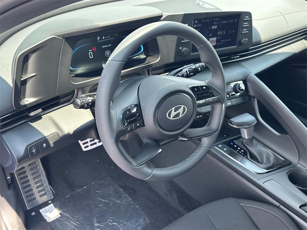 2025 Hyundai Elantra SEL Sport photo 2