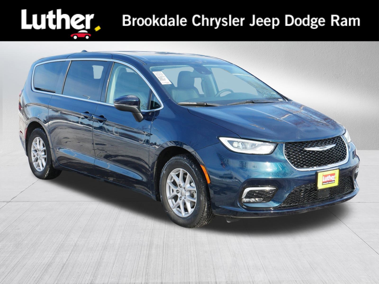 2023 Chrysler Pacifica Touring L's photo