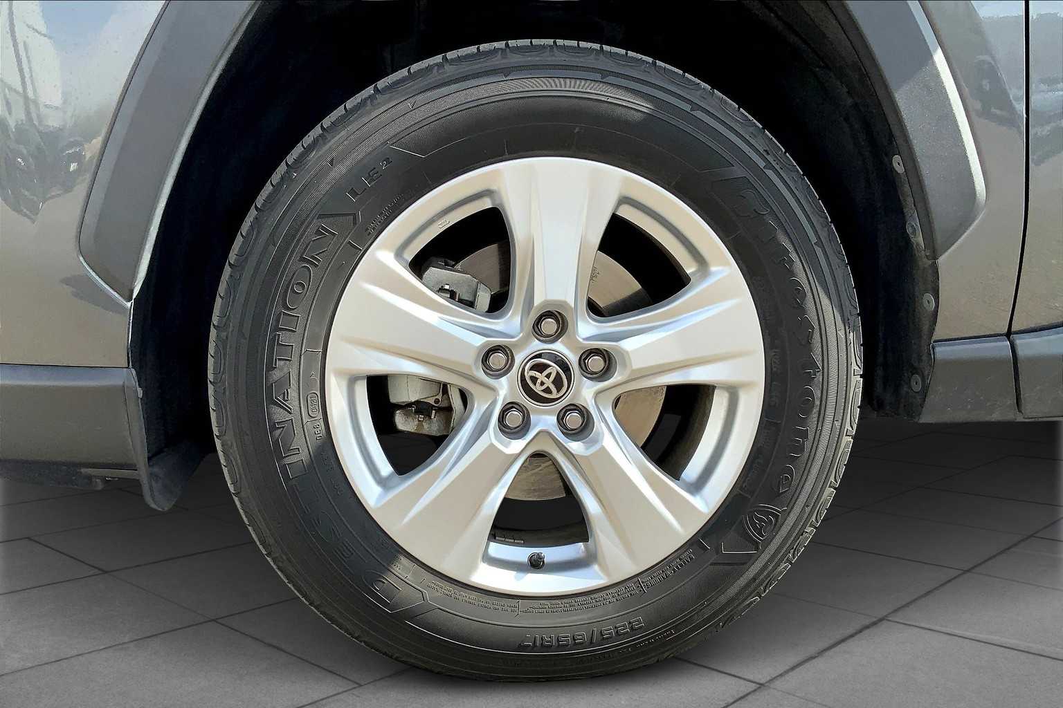 2021 Toyota RAV4 XLE photo 9
