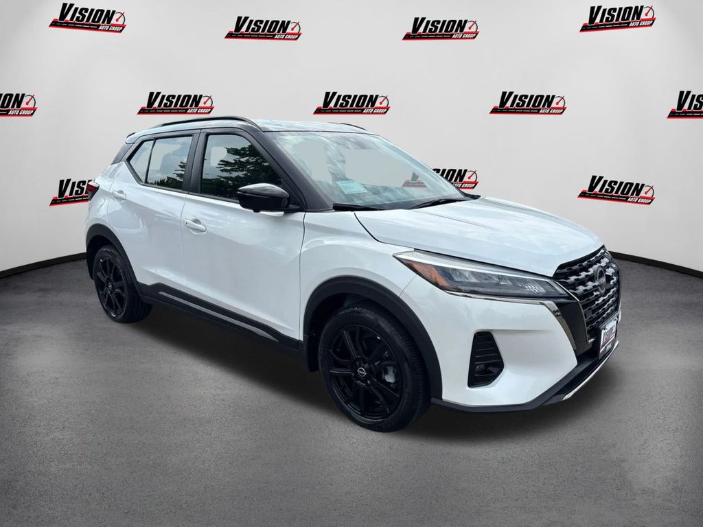 2024 Nissan Kicks SR photo 2