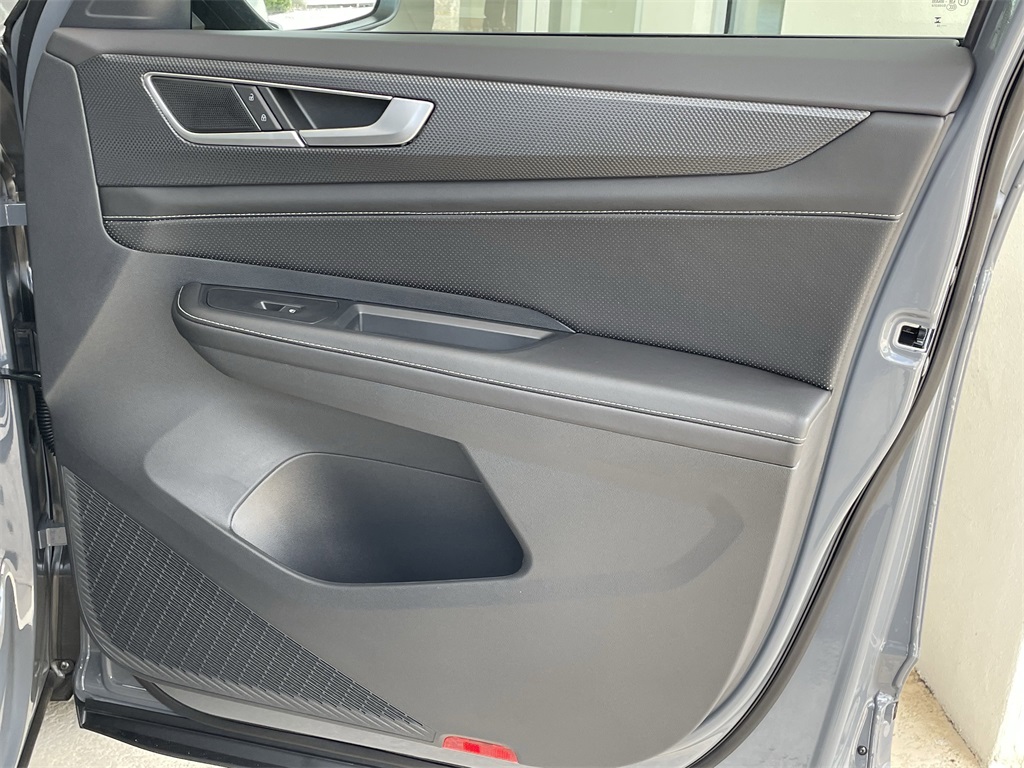 2025 Volkswagen Atlas Cross Sport SEL R-Line photo 34