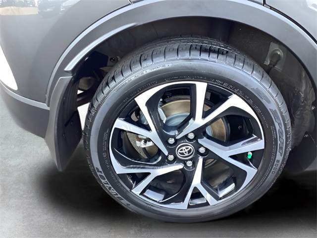 2022 Toyota C-HR XLE photo 11