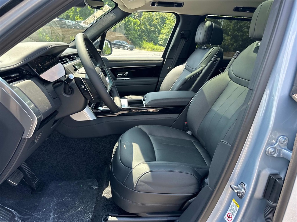 2025 Land Rover Range Rover SE photo 9