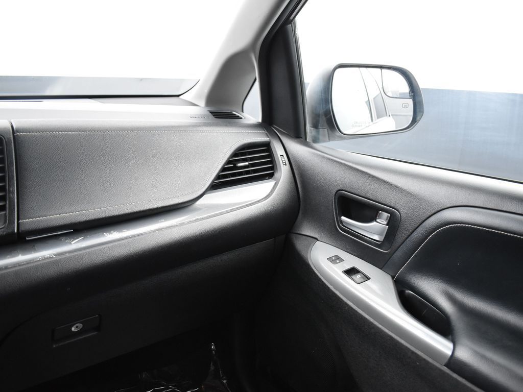 2017 Toyota Sienna SE photo 12