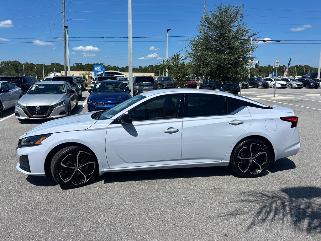 2025 Nissan Altima 2.5 SR photo 4