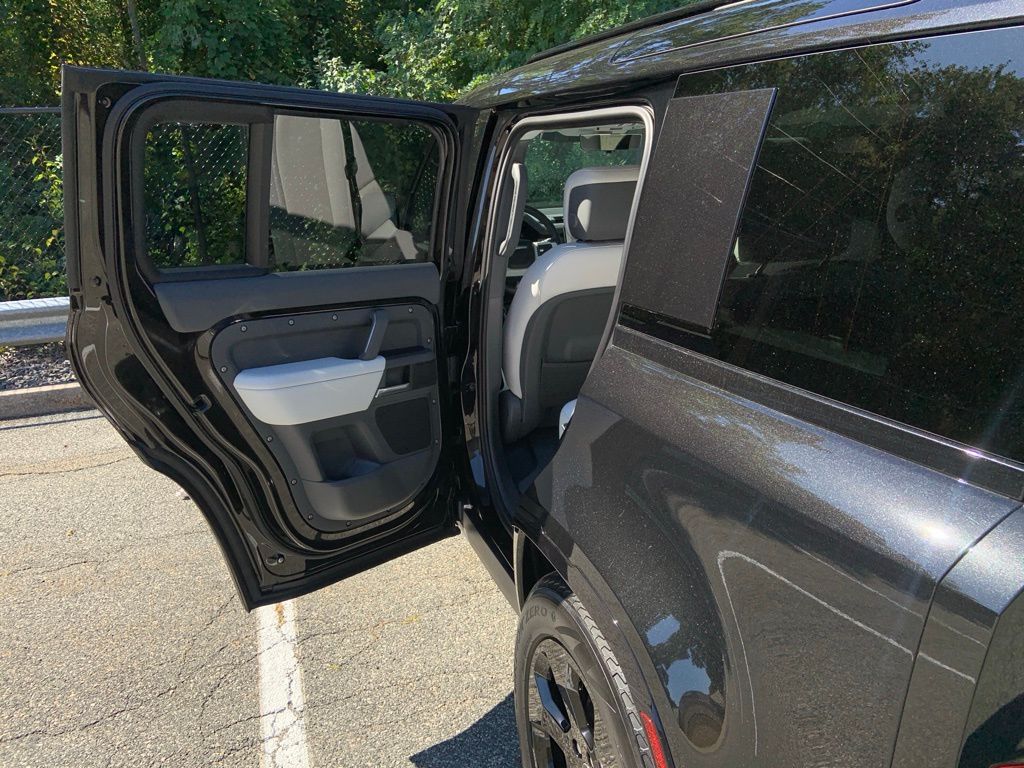 2025 Land Rover Defender 110 X-Dynamic SE photo 12