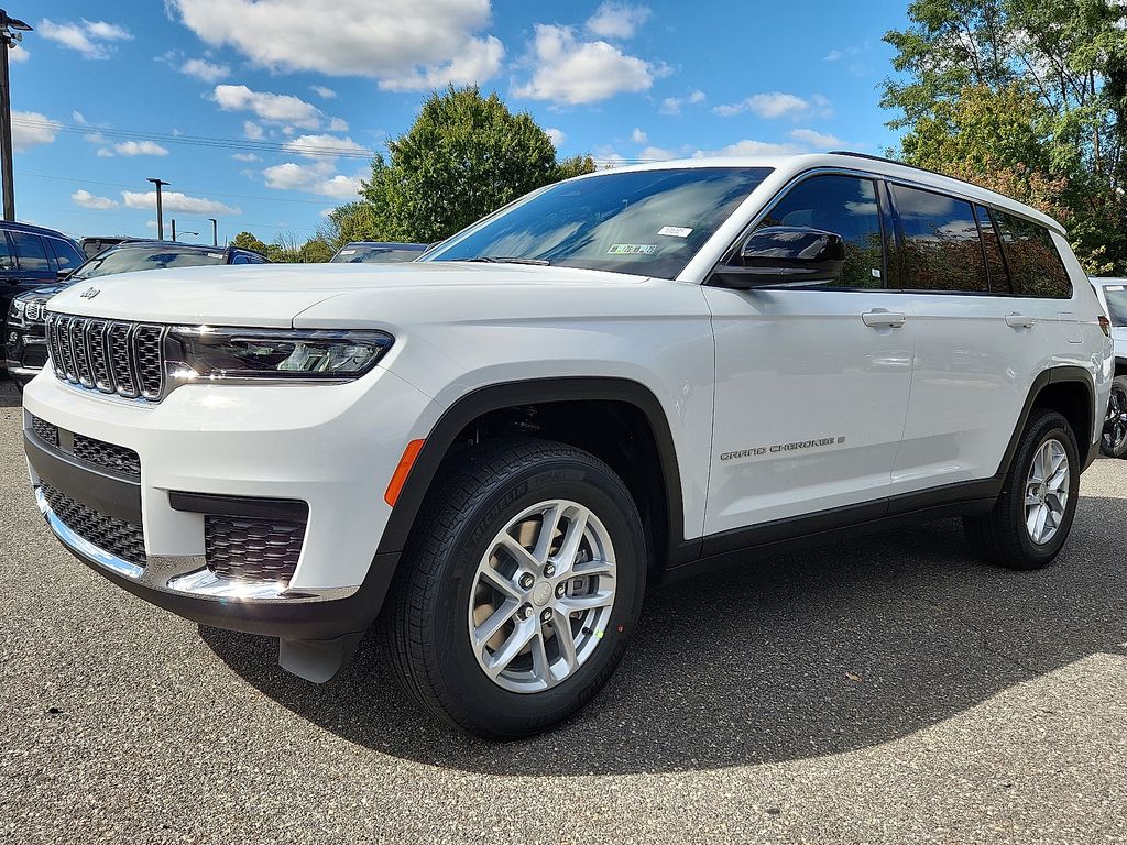 2025 Jeep Grand Cherokee Laredo Altitude photo 2