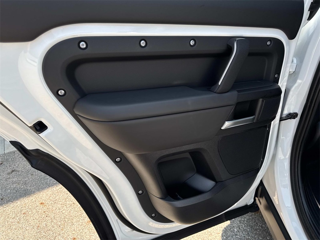 2025 Land Rover Defender 110 V8 photo 8