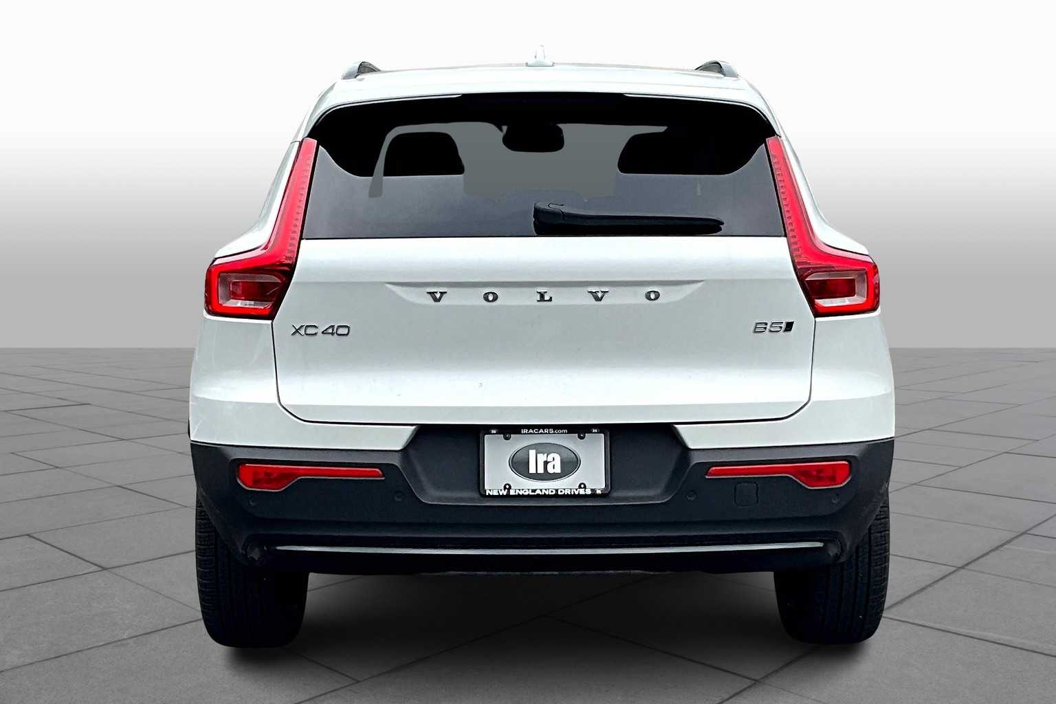 2025 Volvo XC40 Plus photo 3
