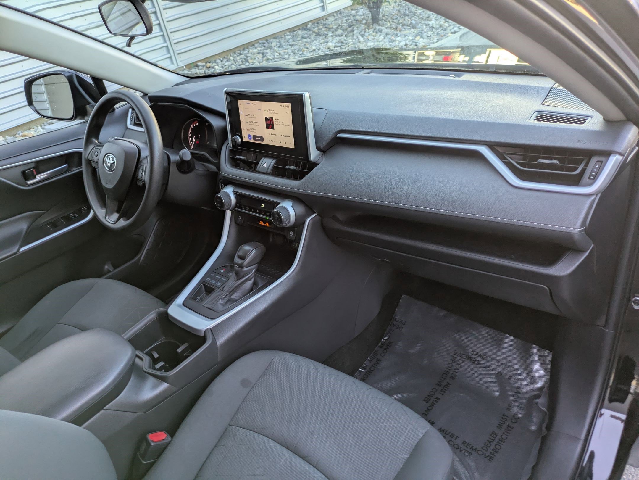 2024 Toyota RAV4 XLE photo 32