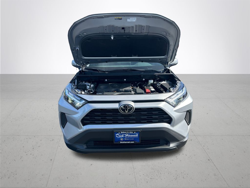 2025 Toyota RAV4 XLE photo 4