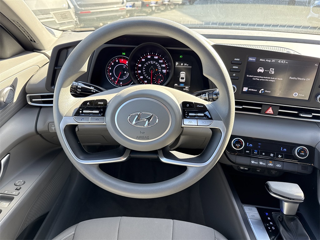 2023 Hyundai Elantra SEL photo 14