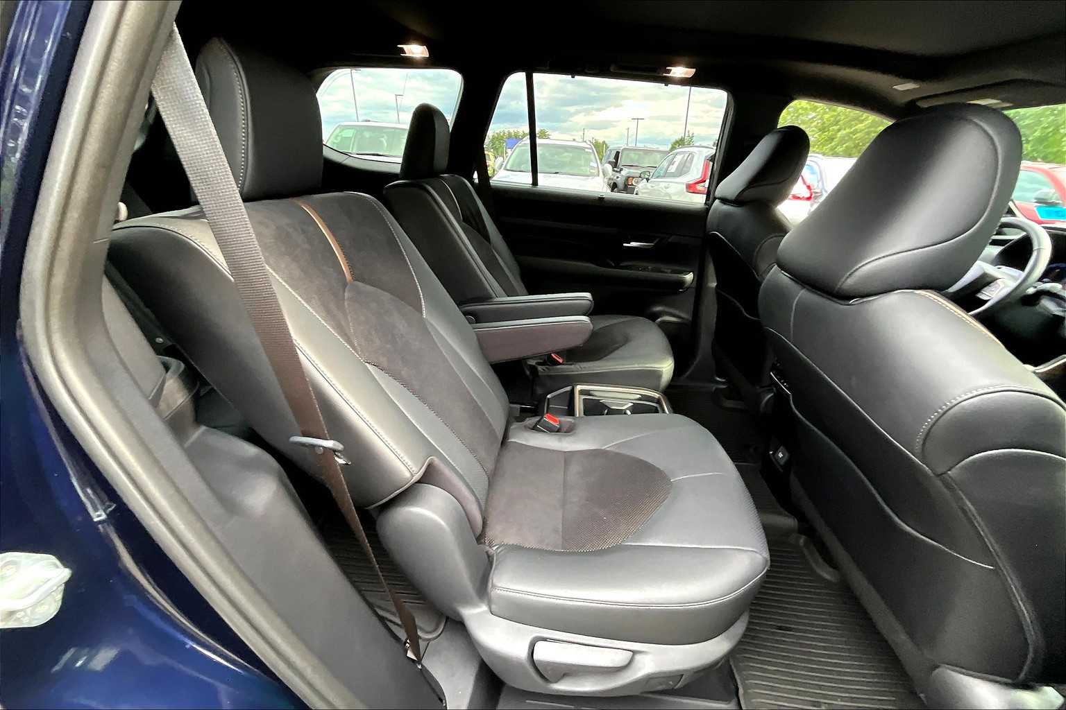 2024 Toyota Highlander Hybrid Platinum photo 16