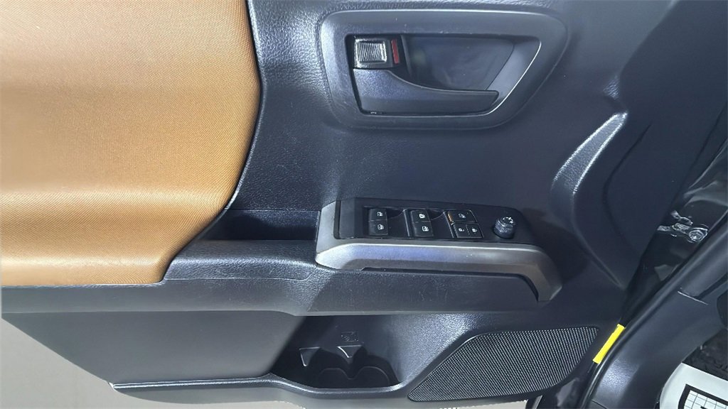 2020 Toyota Tacoma SR5 photo 19